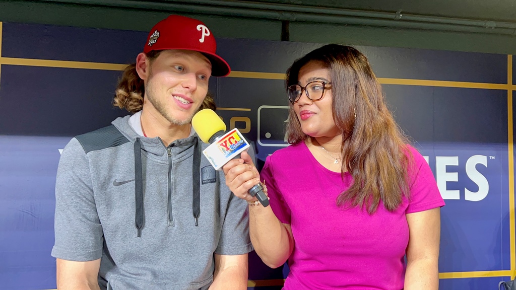 Arlenis J. Peña en conversación con el antesalista de los Filis Alec Bohm.