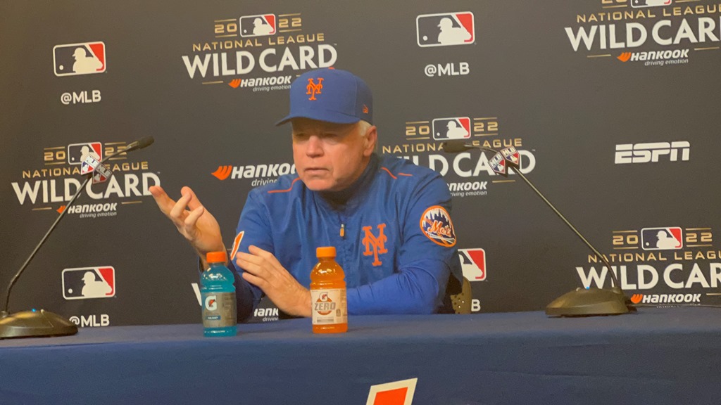 Buck Showalter presentado en la conferencia de prensa en Citi Field.