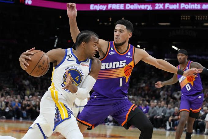 Devin Booker, de los Suns, realiza una gestión defensiva ante Moses Moody, de los Warriors, en acción del partido de la NBA el martes 25 de octubre del 2022.