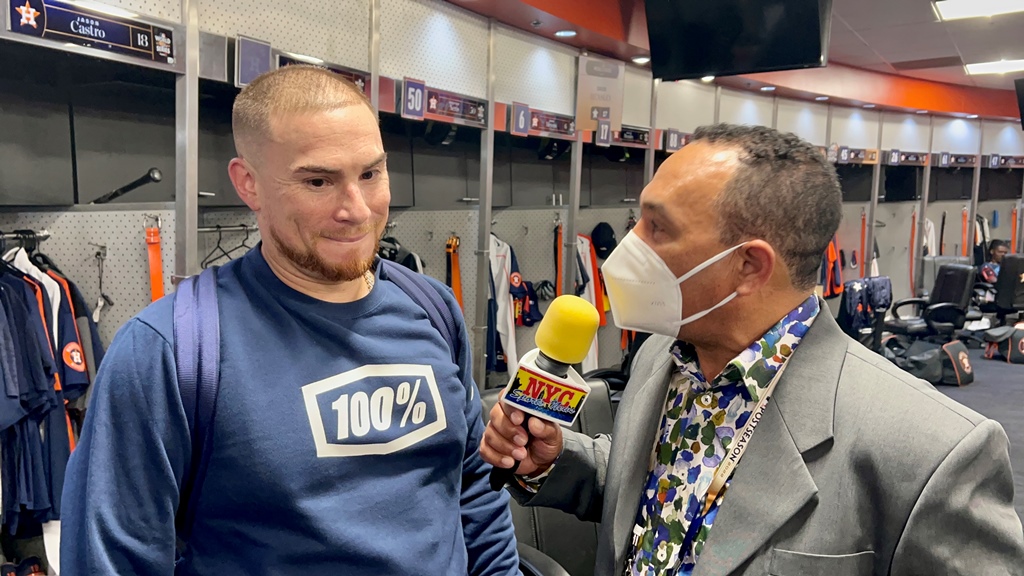 El catcher puertorriqueño Christian Vázquez habla con Agustín Zapata.
