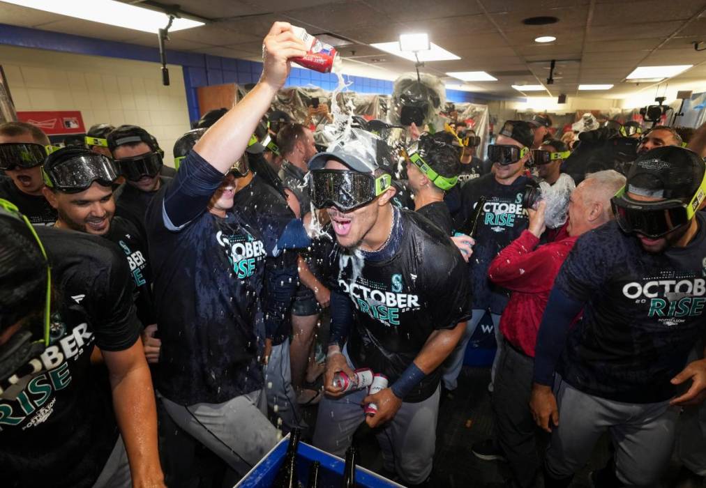 El que gana es el que goza. Los Marineros festejan el triunfo histórico frente a los Blue Jays.