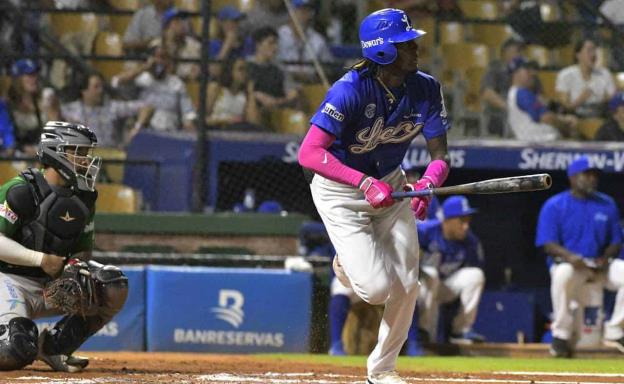 Elly de la Cruz termina el swing con el que pegó un cuadrangular por los 411 pies del Quisqueya. (FÉLIX LEÓN)