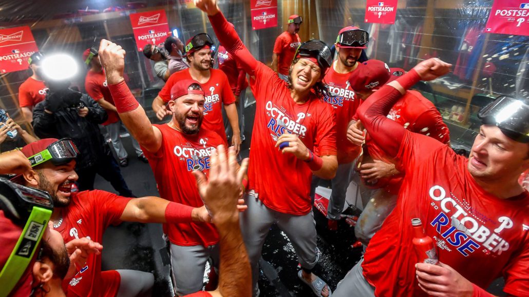 Jugadores del equipo de los Filis celebra su pase a los Playoffs. / Foto tomada de @LasMayores
