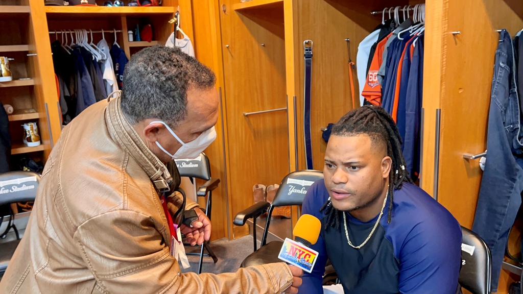 Framber Valdez conversó con Agustín Zapata en el Clubhouse de los Astros.