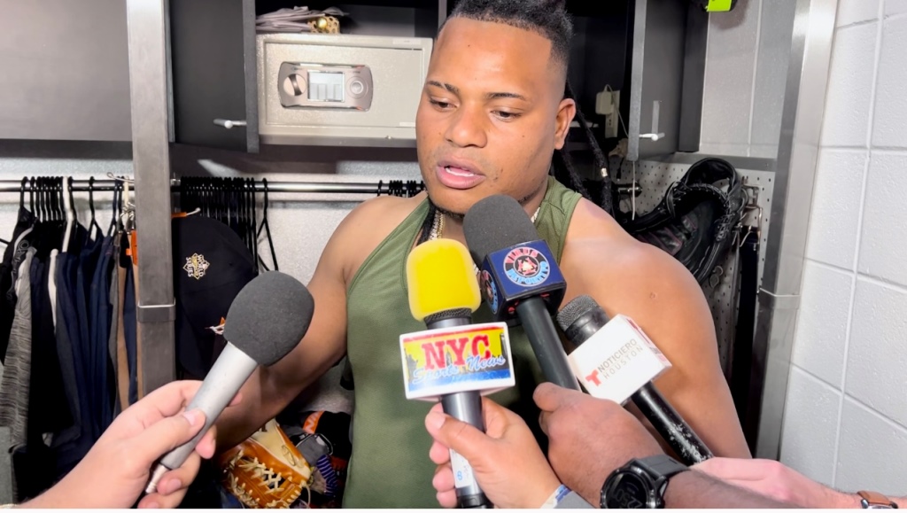 Framber Valdez ofrece declaraciones a la prensa después del partido.