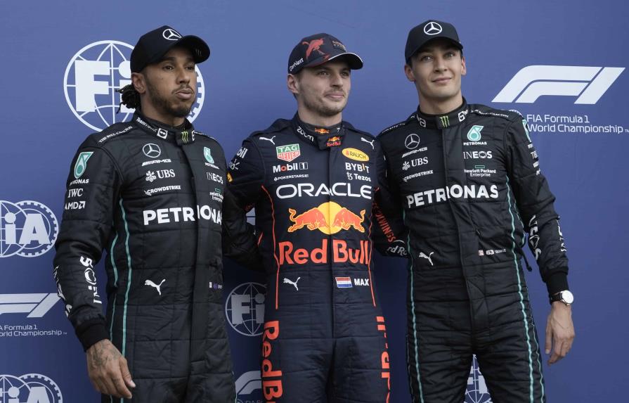 Los pilotos que terminaron en los primeros tres lugares en la clasificación del Gran Premio de México; Lewis Hamilton saldrá tercero, su coequipero George Russell segundo y Max Verstappen se lleva la posición de honor el sábado 29 de octubre del 2022. (AP/MOISES CASTILLO).