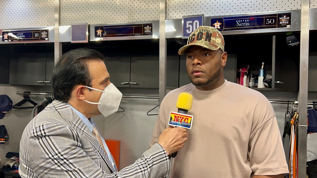 Héctor Neris es captado conversando con Neftalí Medina en el camerino de los Astros de Houston.