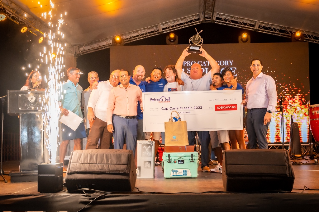 Integrantes de la lancha Reel Tight, ganadora del primer lugar, reciben premios de Jorge Subero Medina, presidente ejecutivo de Cap Cana y Héctor Baltazar, VP de operaciones y desarrollo.