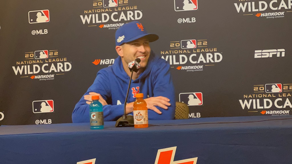 Jacob deGrom ofrece declaraciones en la rueda de prensa.