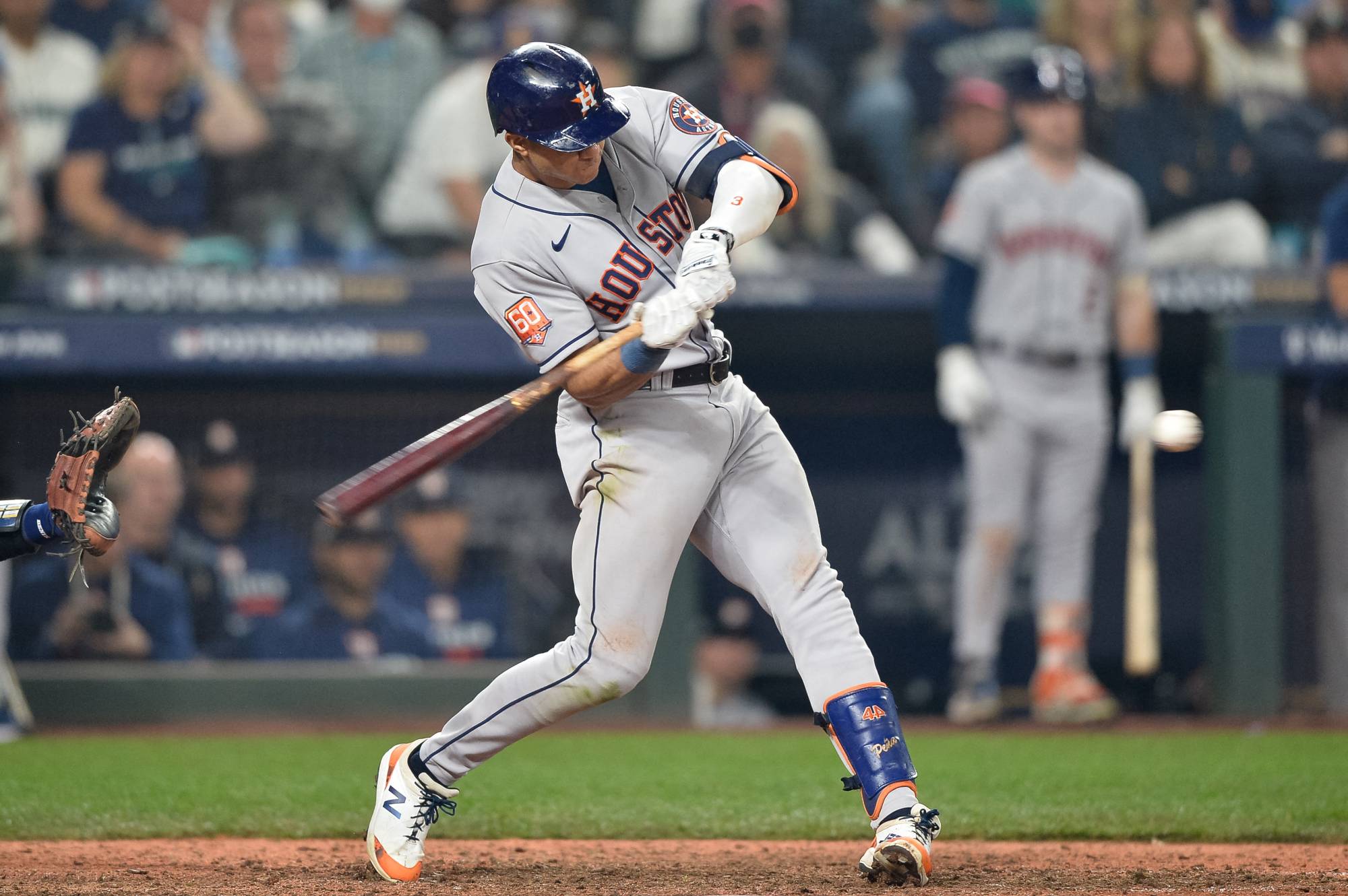 15 de octubre de 2022; Seattle, Washington, Estados Unidos; El campocorto de los Astros de Houston, Jeremy Pena (3), conecta un jonrón solitario en la decimoctava entrada contra los Marineros de Seattle durante el tercer juego de la ALDS para los Playoffs de la MLB de 2022 en T-Mobile Park. Crédito obligatorio: Steven Bisig-USA TODAY Sports
