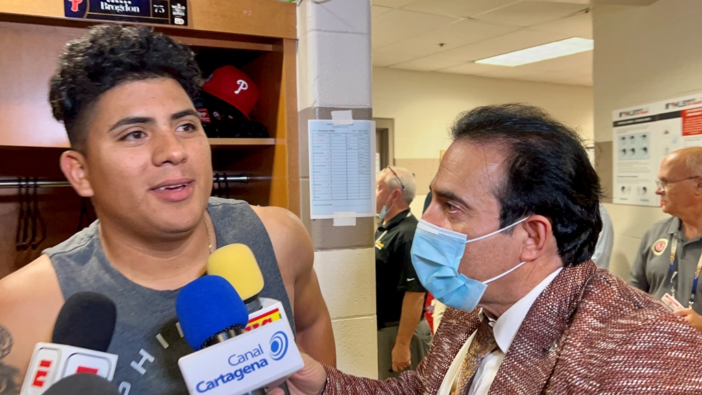 Nefatalí Medina captado entrevistando al lanzador Ranger Suárez.