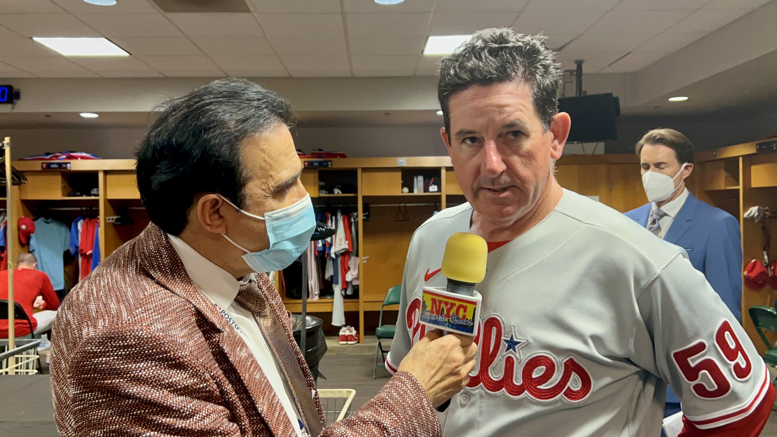 Nefatalí Medina entrevistó al dirigente Rob Tohomson en el camerino de los Filis.