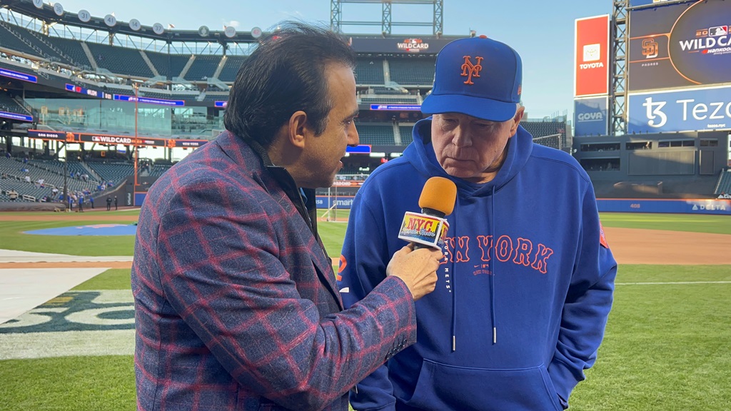 Neftalí Medina conversó en Citi Field, con Buck Showalter, manager de los Mets.