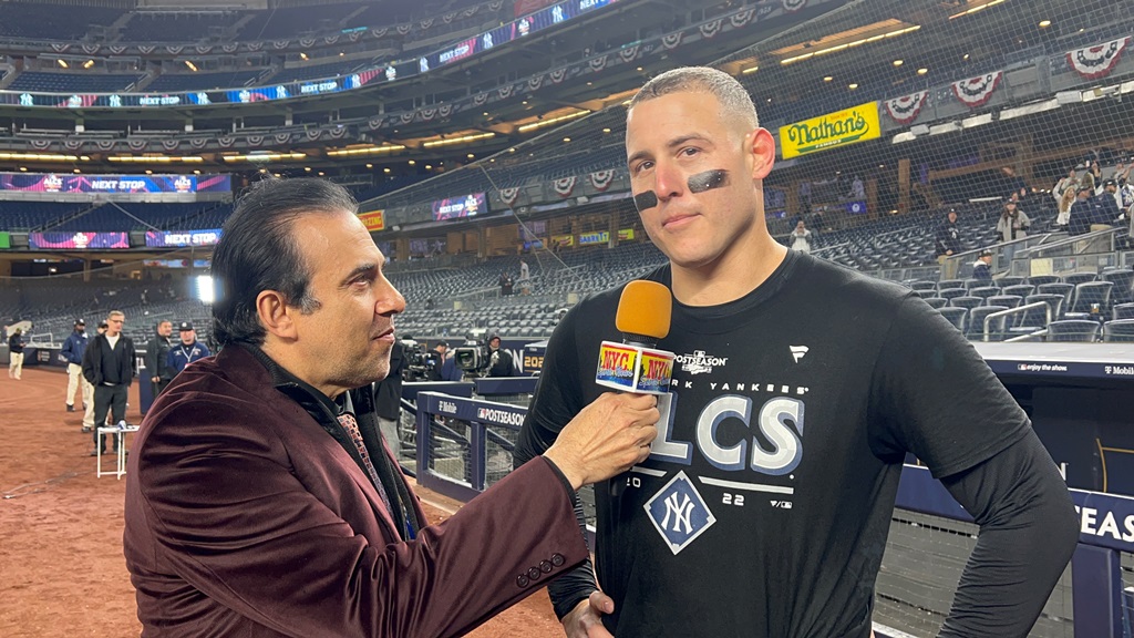 Neftalí Medina entrevista a Anthony Rizzo en el campo del Yankee Stadium.