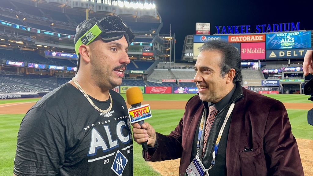 Neftalí Medina entrevista a Néstor Cortés en el Yankee Stadium.