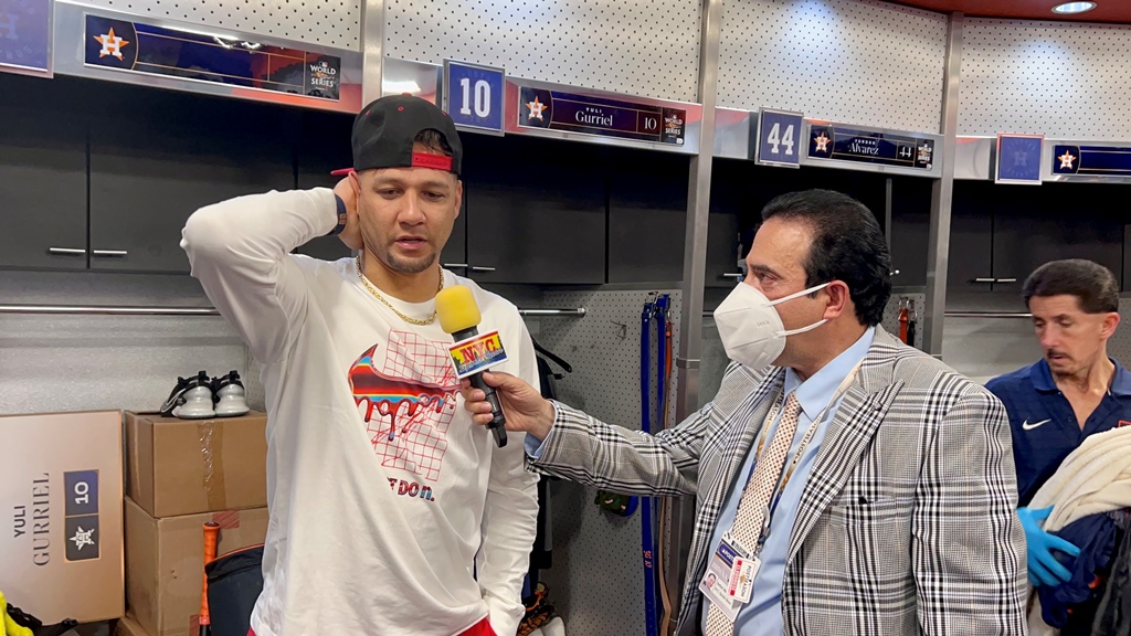 Neftalí Medina entrevista al cubano Yuli Gurriel, primera base de los Astros de Houston.