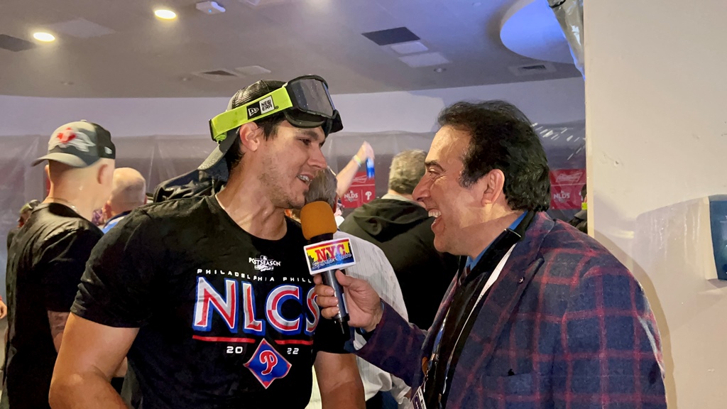 Neftalí Medina entrevista al intérprete de español Diego Ettedgui, quien se unió en grande a las celebraciones.