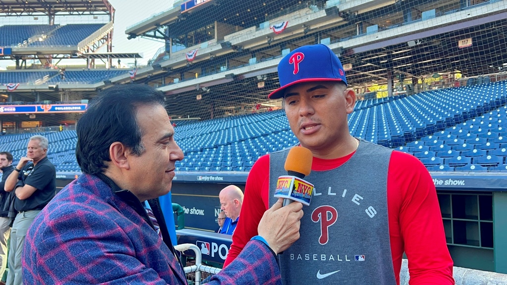 Neftalí Medina entrevista al lanzador venezolano Ranger Suárez.