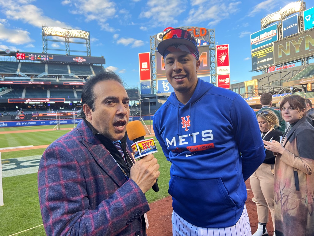 Neftalí Medina entrevista al prospecto Mike Vientos en Citi Field.
