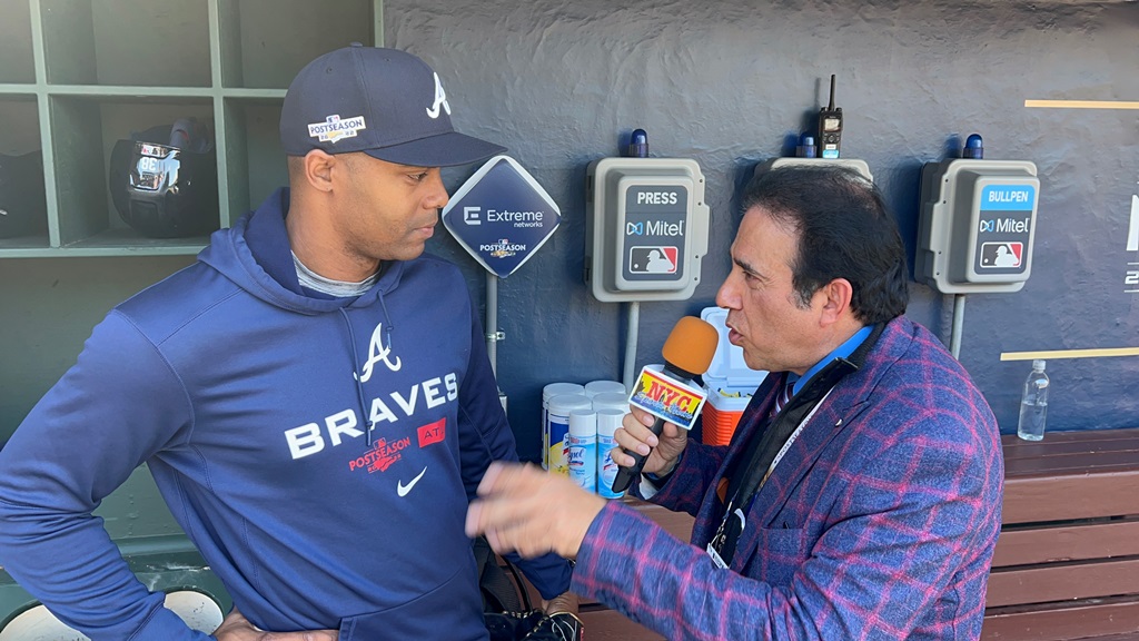 Neftalí Medina, entrevistando a Raisel Iglesias en el Citizens Bank Park, en Filadelfia.