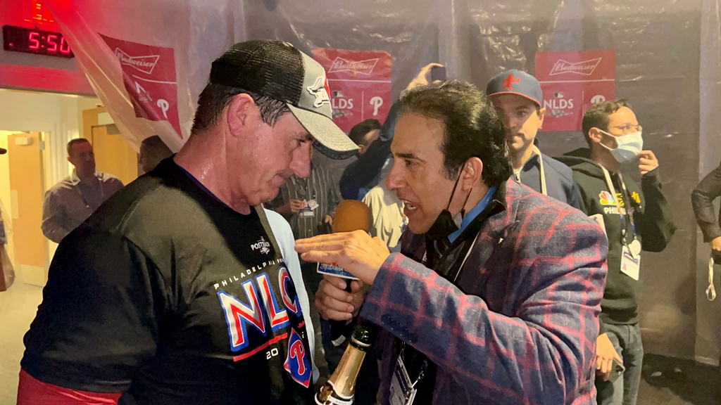 Neftalí Medina,  entrevistando a  Rob Thomson en el camerino de los Filis.