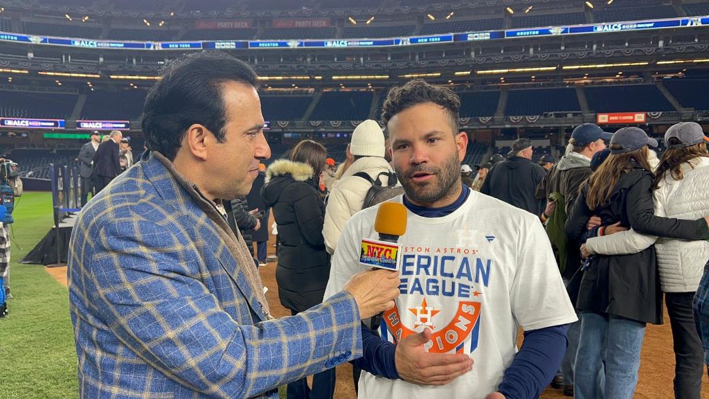 Neftalí Medina entrevistó a José Altuve en los festejos de los Astros.