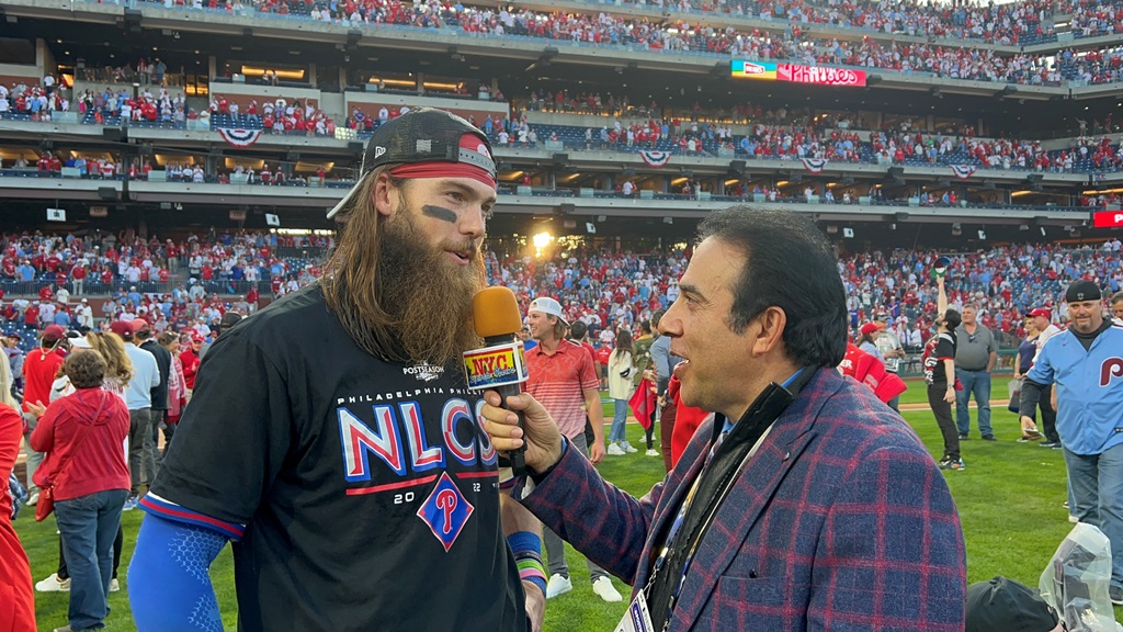 Neftalí Medina es captado conversando con el héroe Brandon Marsh.