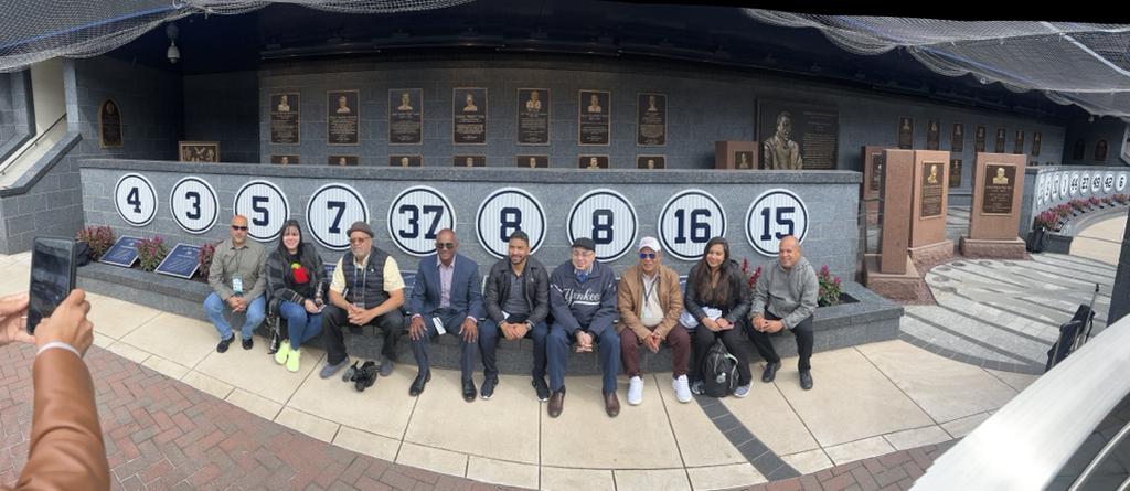 Partes de los periodistas y comunicadores que asistieron al Monumento Park en el Yankee Stadium.