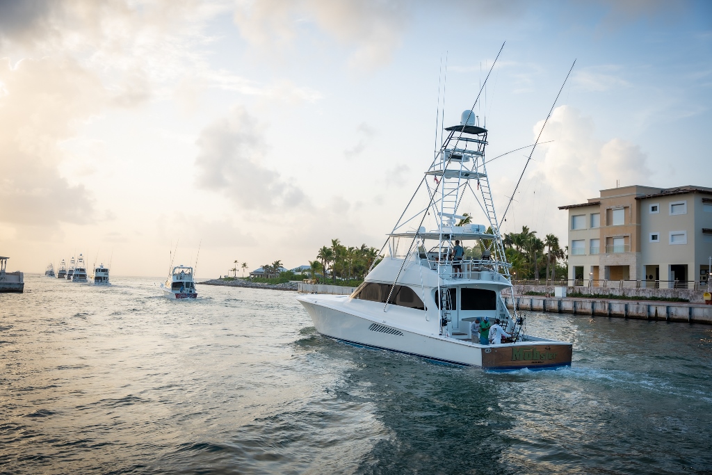 Partida de lanchas durante la primera jornada del torneo Cap Cana Classic al marlin azul