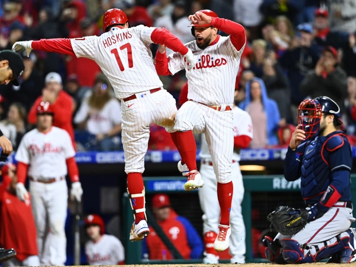 23 de septiembre de 2022; Filadelfia, Pensilvania, Estados Unidos; El primera base de los Filis de Filadelfia, Rhys Hoskins (17), celebra con el jardinero Kyle Schwarber (12) después de conectar un jonrón de dos carreras contra los Bravos de Atlanta en la cuarta entrada en el Citizens Bank Park. Crédito obligatorio: Kyle Ross-USA TODAY Sports