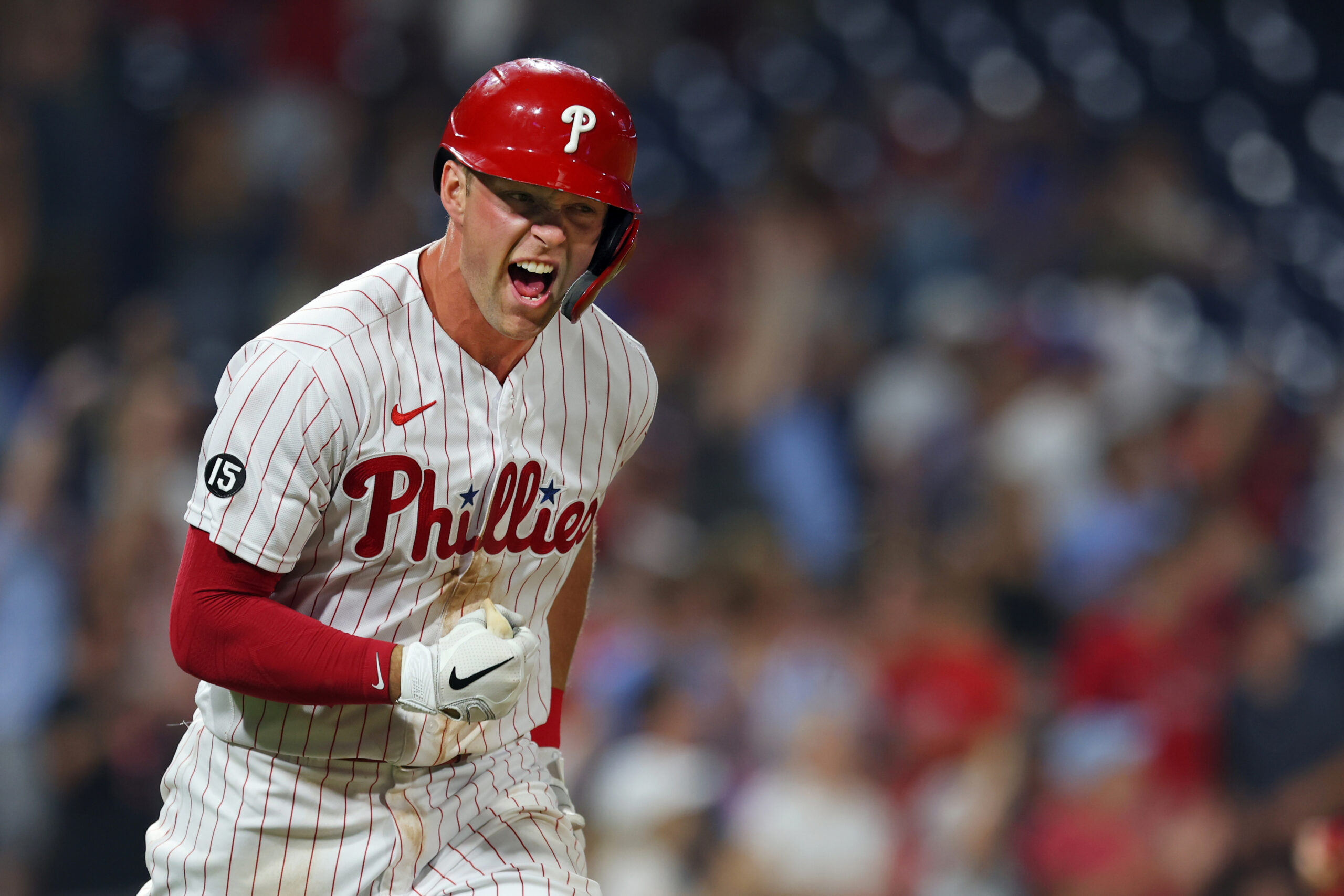 FILADELFIA, PA - 26 DE JULIO: Rhys Hoskins #17 de los Filis de Filadelfia reacciona después de conectar un jonrón de tres carreras en la sexta entrada de un partido contra los Nacionales de Washington en el Citizens Bank Park el 26 de julio de 2021 en Filadelfia, Pensilvania. (Foto de Rich Schultz/Getty Images)