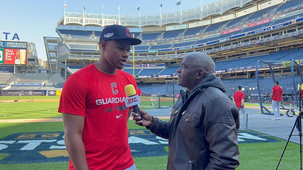 Santiago Dolciné entrevista a Oscar González en Yankee Stadium.