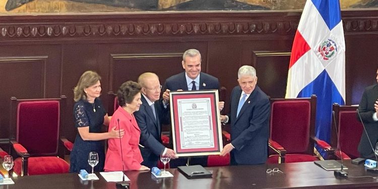 Senado reconoce a José Corripio por sus aportes al desarrollo de la cultura y la libre expresión.