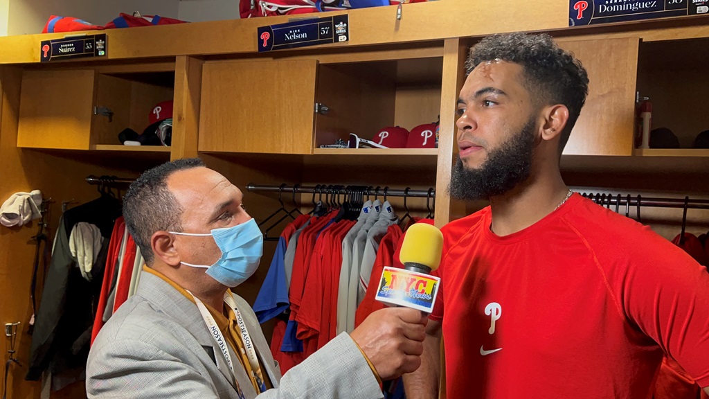 Seranthony Domínguez, conversó con Agustín Zapata, después del juego en la cueva de los Filis de Filadelfia.