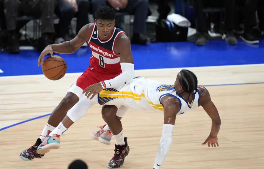 Rui Hachimura (izquierda) de los Washington Wizards en acción contra Moses Moody de los Golden State Warriors durante el Juego 1 de los NBA Japan Games en el Saitama Super Arena de Saitama, al norte de Tokio , Japón, 30 de septiembre de 2022. (EFE/EPA/FRANCK ROBICHON)