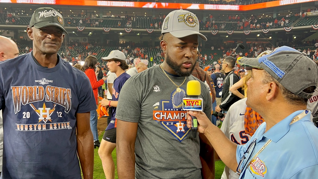 Agustín Zapata dialogando con Cristian Javier en el terreno de juego de los Astros.