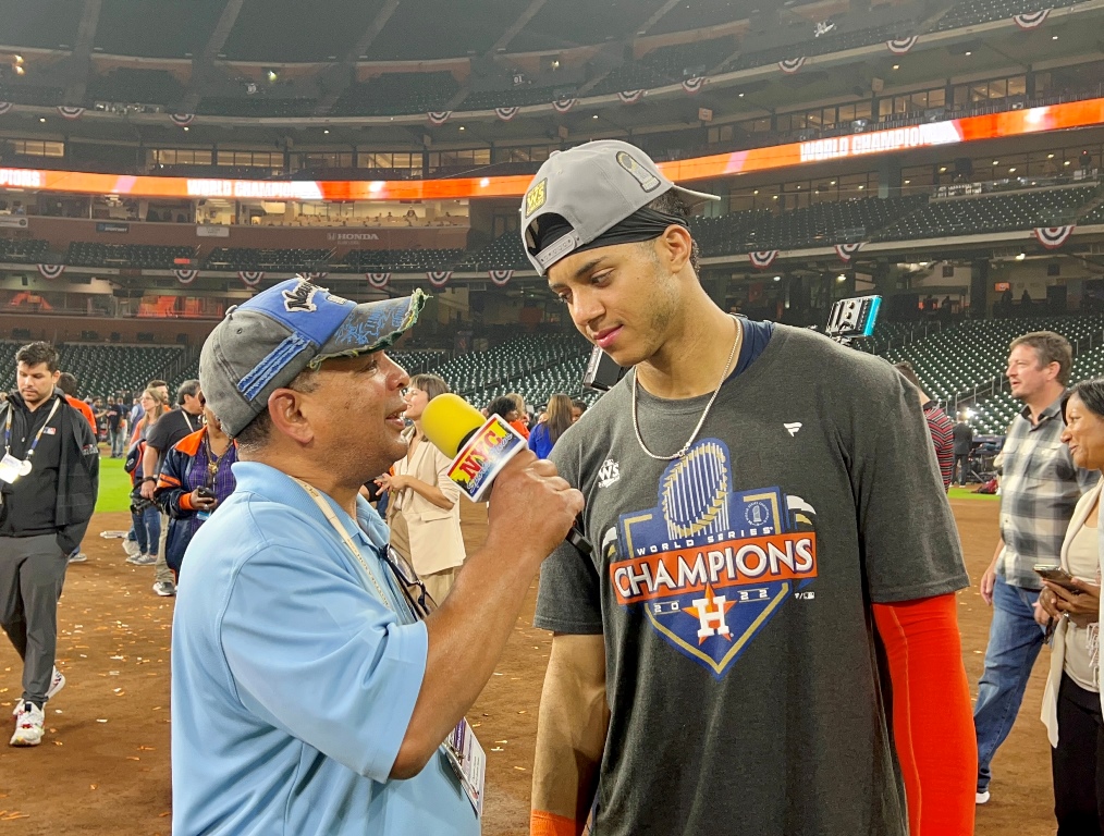 Agustín Zapata entrevista a Jeremy Peña en el Minute Maid Park.