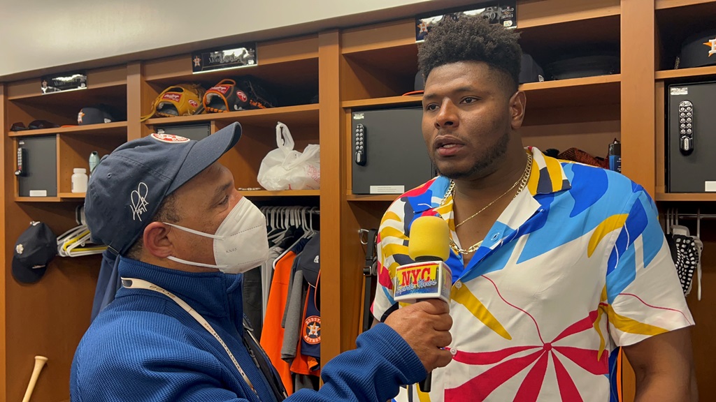 Agustín Zapata entrevista al lanzador Héctor Neris en la cueva de los Astros.