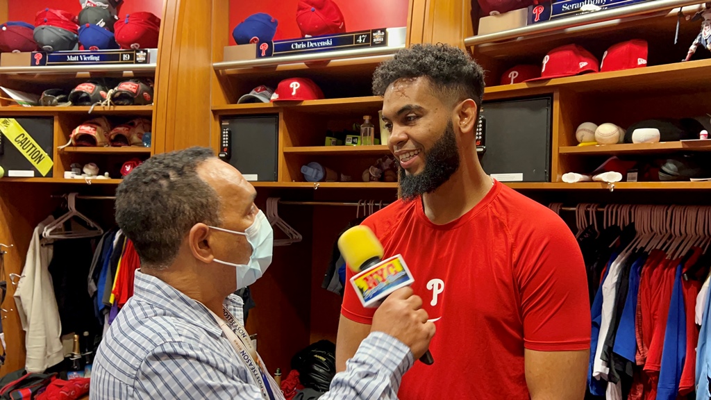 Agustín Zapata entrevistó a Saranthony Domínguez en el clubhouse de los Filis.