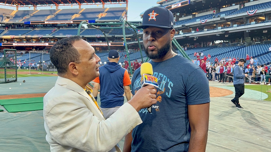 Agustín Zapata es captado conversando con el as del pitcheo Cristian Javer de los Astros de Houston.