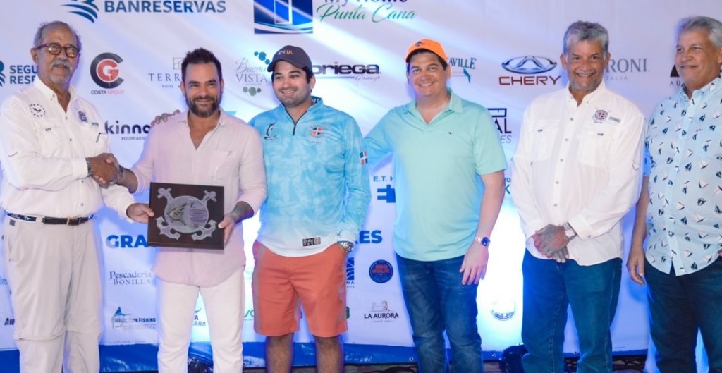 El comodoro Héctor Duval junto a los miembros del comité de pesca Horacio Read, Wally Heinsen, José Luis Núñez y Alfonso Khoury, entregan placa a Danny Medina.