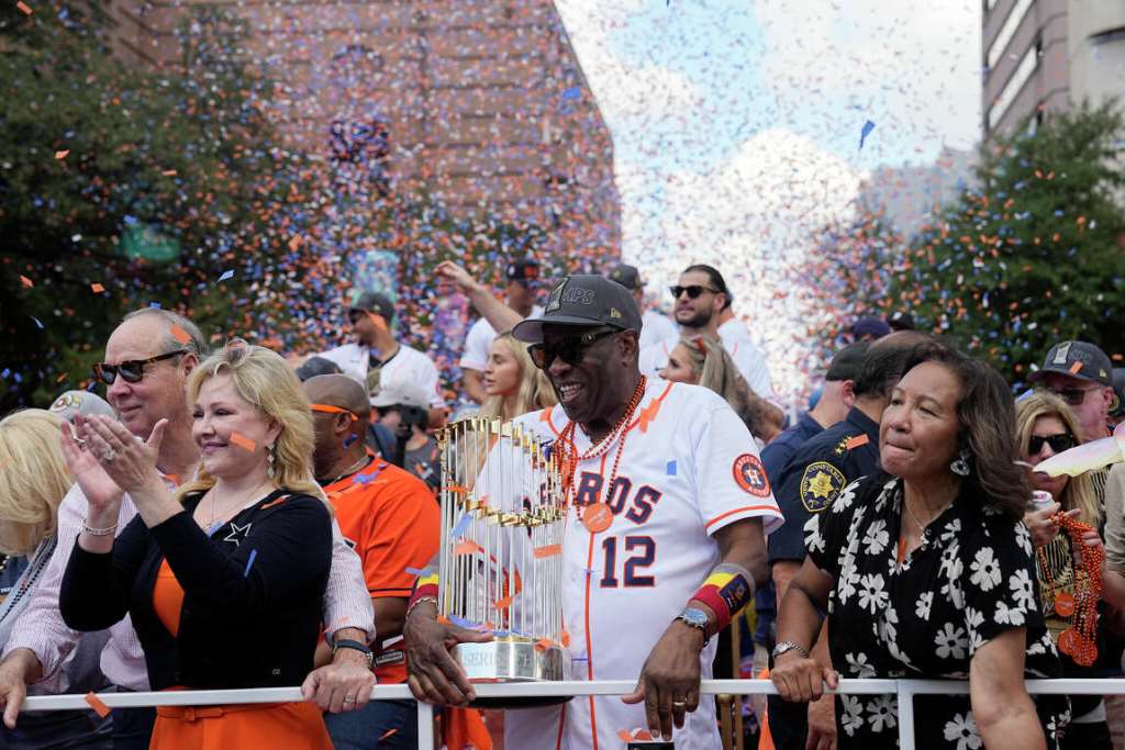 El mánager de los Astros de Houston, Dusty Baker, sostiene el trofeo durante un desfile de la victoria de los campeones de béisbol de la Serie Mundial el lunes 7 de noviembre de 2022 en Houston.