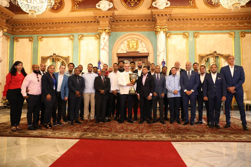 El presidente Luis Abinader recibe en el Palacio Nacional, la copa que obtuvo BAMESO.