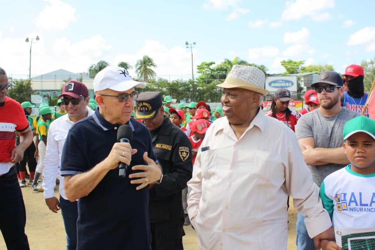 El doctor Fernando Taveras pronuncia las palabras de exhortación. Figuran Benito Mendoza y el ingeniero Josè Espinal Fernàndez, entre otros. Fotos fuente externa.
