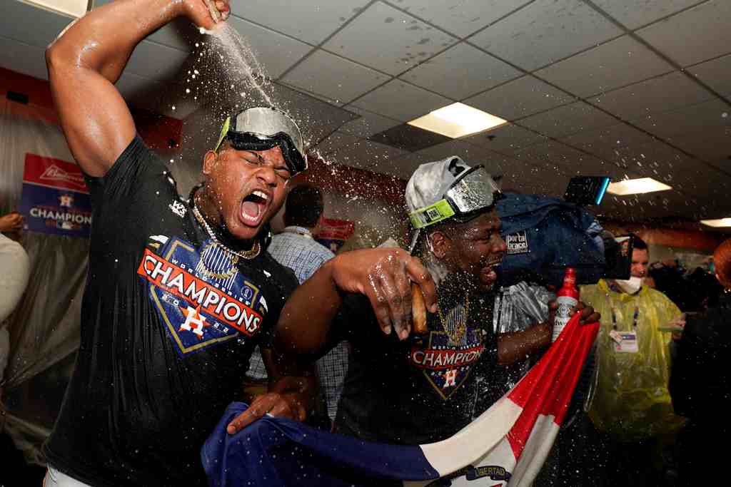 Los dominicanos Framber Valdez y Héctor Neris festejan la coronación en la Serie Mundial, tras derrotar a los Filis de Filadelfia en el sexto juego, el domingo 6 de noviembre de 2022 (AP/DAVID J. PHILLIP)