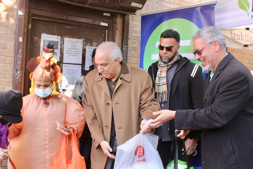 El doctor Ramón Tallaj, junto a Nelson Cruz, y otros entregando pavos en la comunidad.
