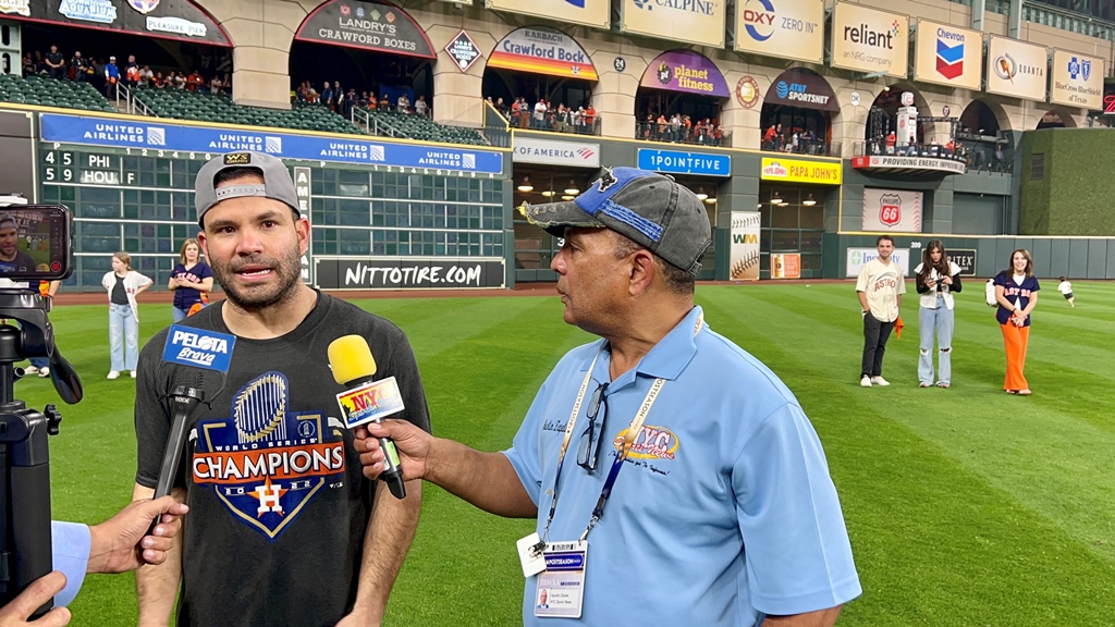 José Altuve es entrevistado por Martin Zapata.