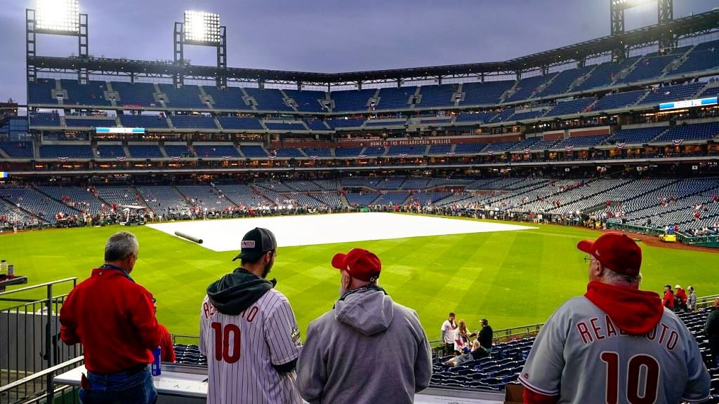 La fanaticada en Philadelphia se quedó esperando el grito de Playball, pero la lluvia lo impidió. AP