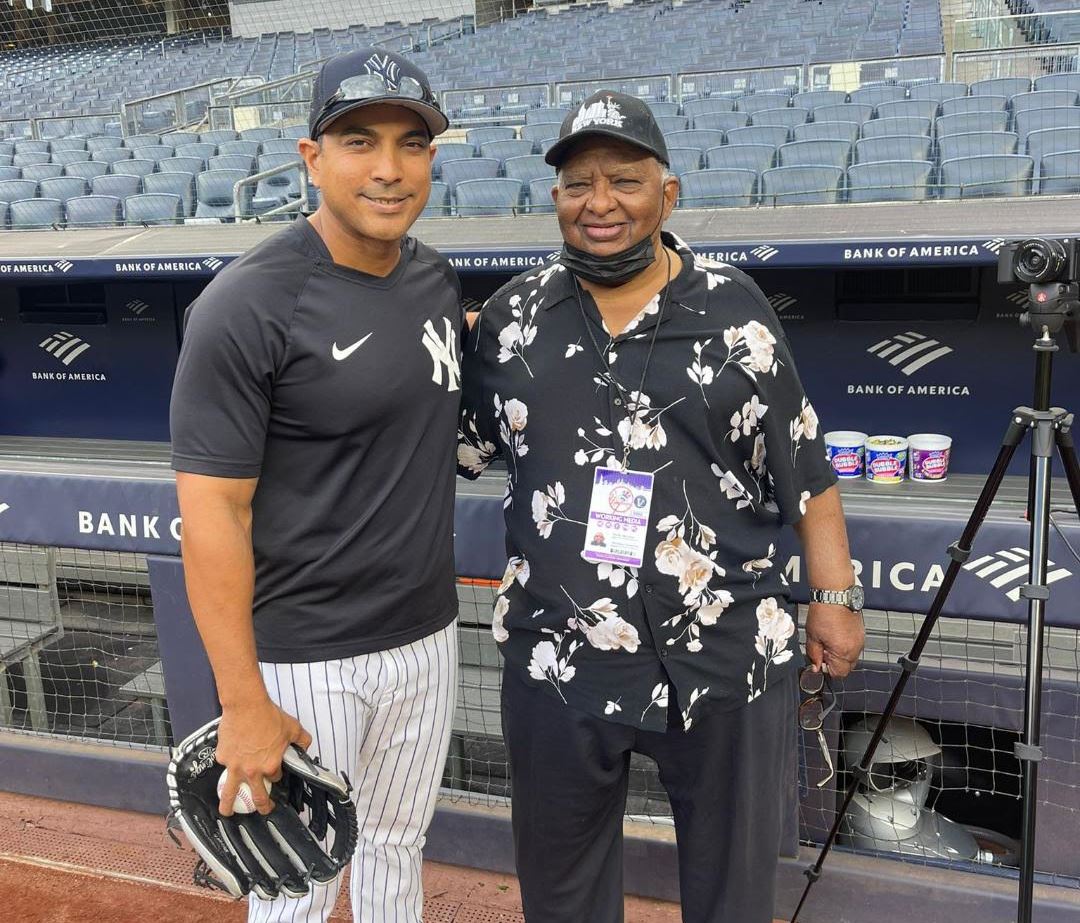 Luis Rojas, izquierda, junto al dirigente deportivo Benito Mendoza, en el Yankee Stadium. Foto fuente externa.