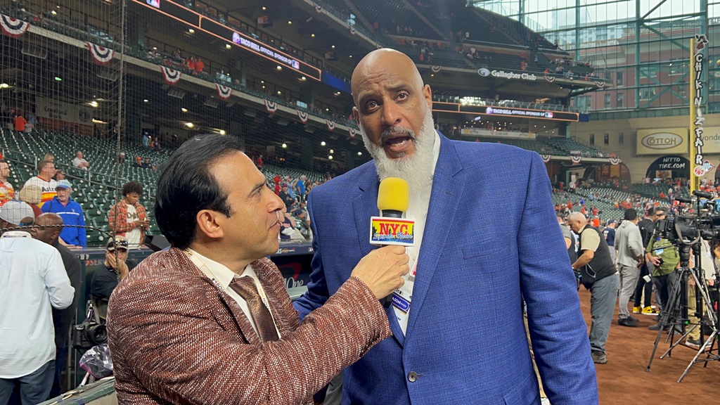 Neftalí Medina conversa con Tony Clark, presidente del Sindicato de Jugadores MLB.